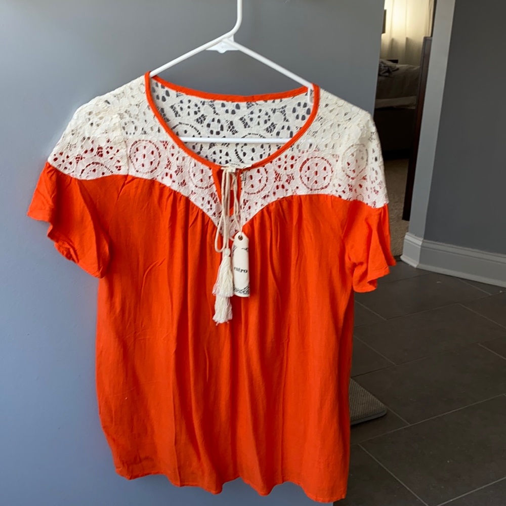 Entro short sleeve orange top with lace